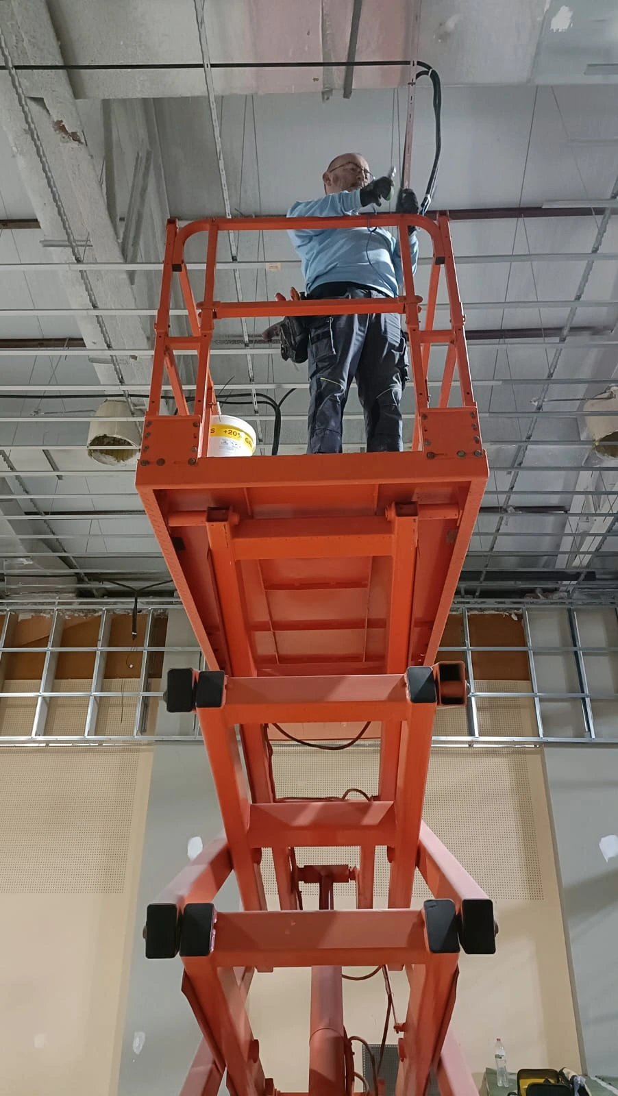 Perspectiva lateral del escenario iluminado